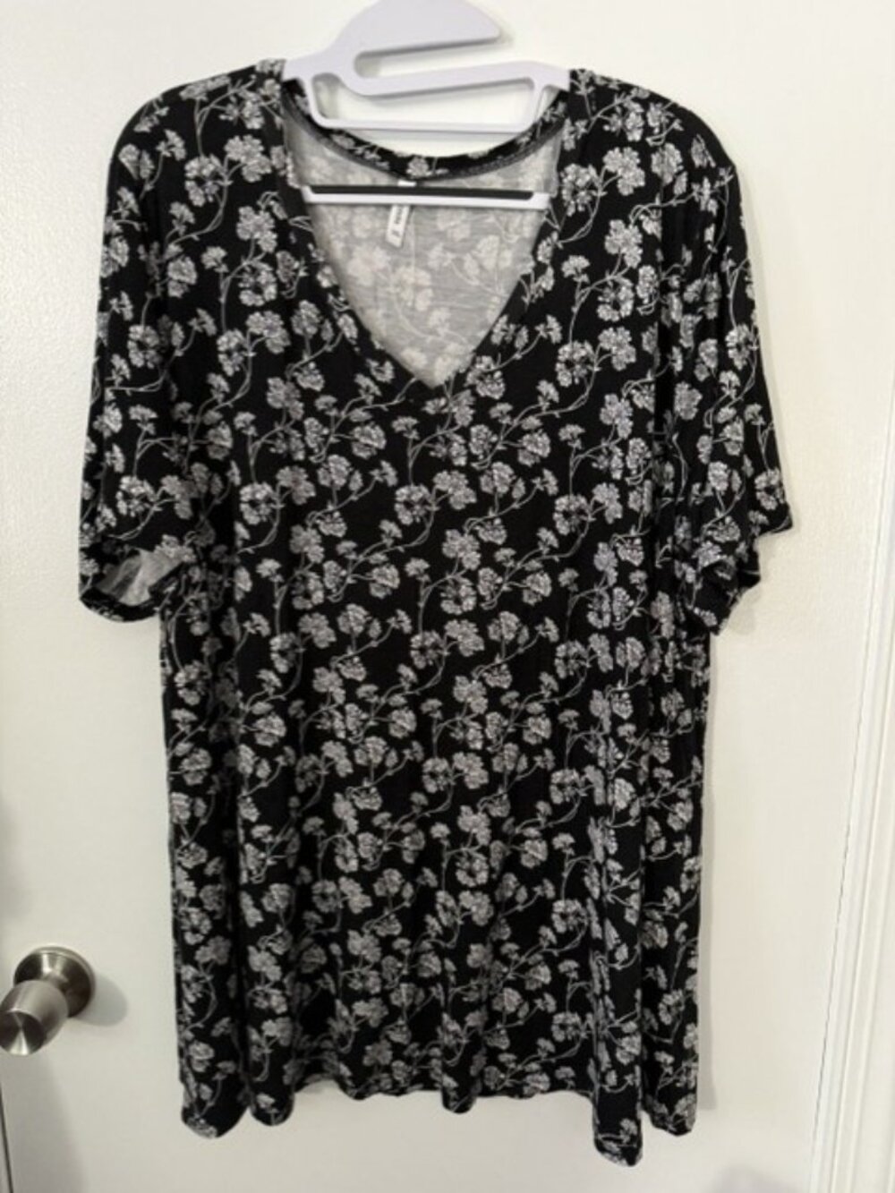 Tencede Black & White Floral V-Neck Short Sleeve Top - 3XL Plus Size
